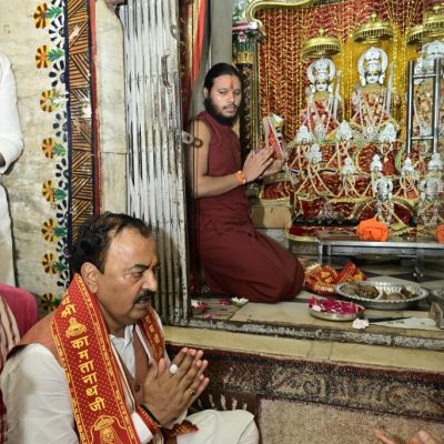 उत्तर प्रदेश के उपमुख्यमंत्री केशव प्रसाद मौर्य ने रविवार को कामदगिरि पर्वत स्थित भगवान कामतानाथ गिरि मंदिर में दर्शन-पूजन किया।