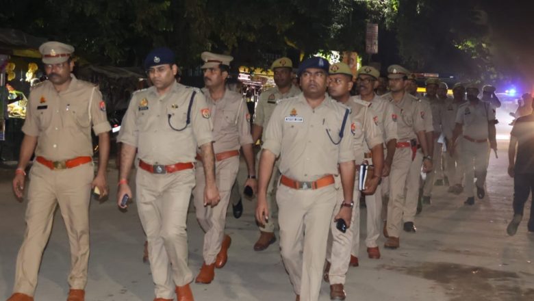 त्योहारों को देखते हुए पुलिस उपायुक्त गंगानगर मय फोर्स किये पैदल गश्त, दिए संबंधित को आवश्यक दिशा-निर्देश