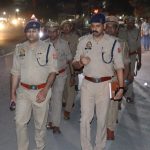 पुलिस का विशेष चेकिंग अभियान: संदिग्ध वाहनों और शराब की दुकानों पर कार्रवाई