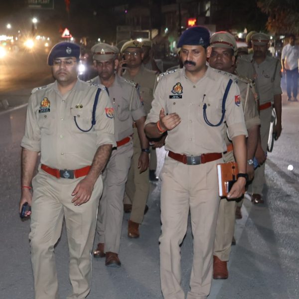 पुलिस का विशेष चेकिंग अभियान: संदिग्ध वाहनों और शराब की दुकानों पर कार्रवाई
